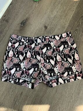 H&M Pink & Black Snake-Pattern Casual Shorts Size 8